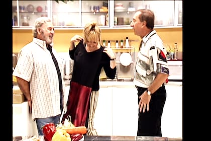 Carlos Bilardo junto a Rodolfo Ranni y Stella Maris Lanzani, en una emisión de "Lo de Bilardo", la comedia que protagonizó