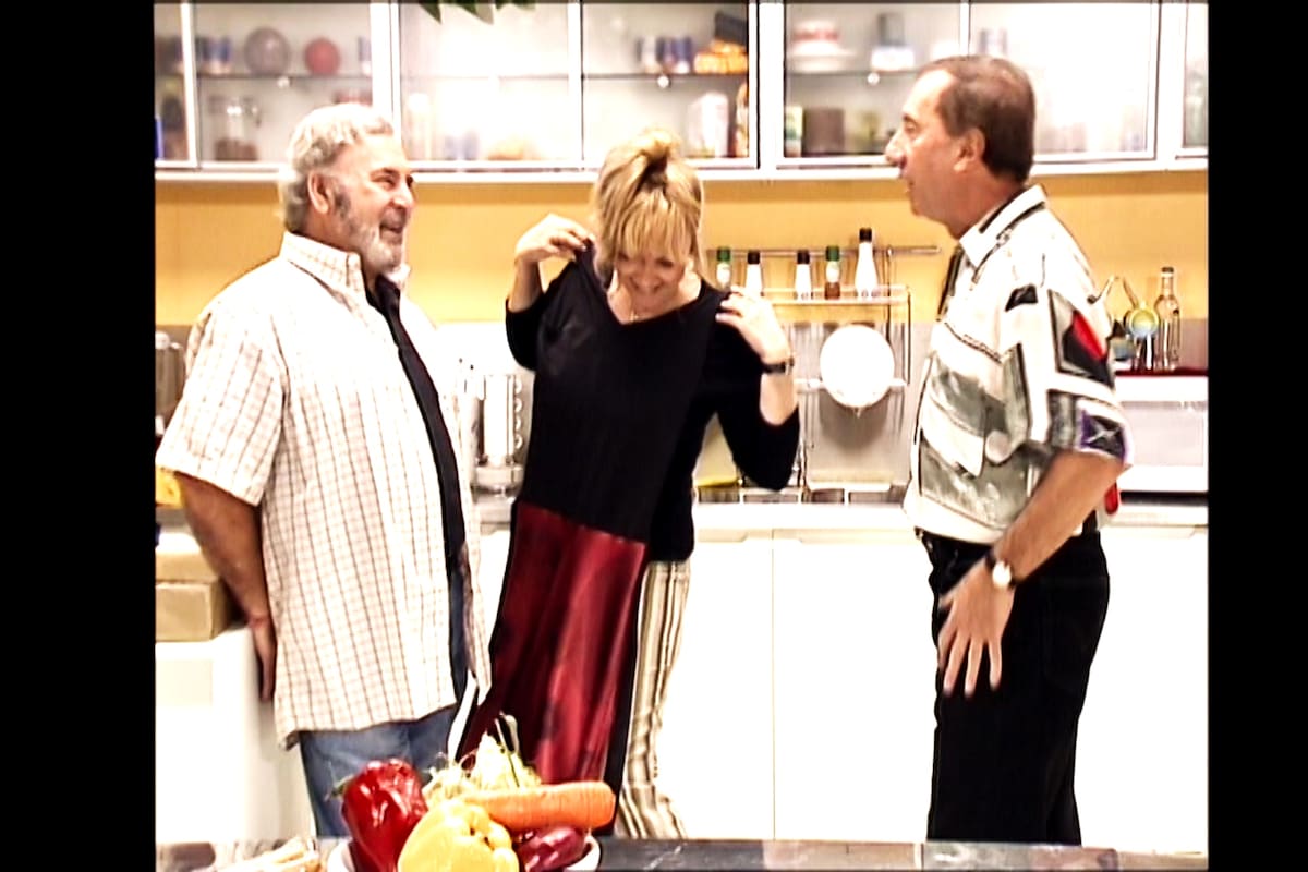 Carlos Bilardo junto a Rodolfo Ranni y Stella Maris Lanzani, en una emisión de "Lo de Bilardo", la comedia que protagonizó