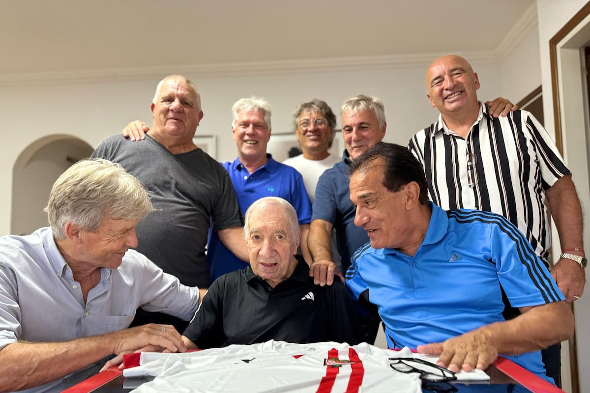 Carlos Bilardo, rodeado de exjugadores de Estudiantes; a la derecha, de remera azul, Miguel Lemme, su gran amigo