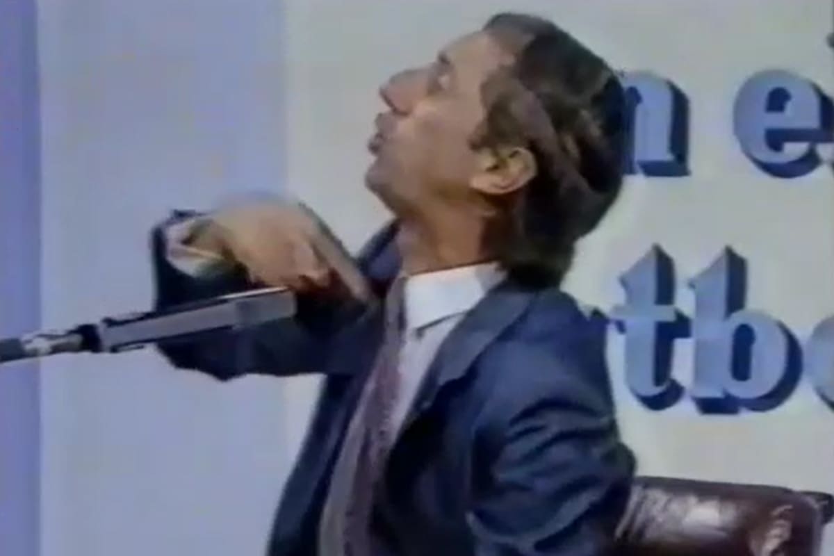 Carlos Bilardo se pelea con la gente en el tradicional programa Polémica en el fútbol, en Canal 13, en 1985