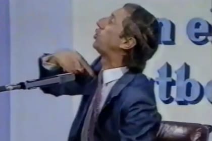 Carlos Bilardo se pelea con la gente en el tradicional programa Polémica en el fútbol, en Canal 13, en 1985