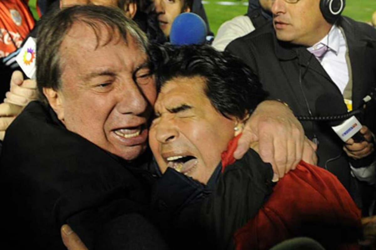 Carlos Bilardo y un abrazo inolvidable con Diego Maradona en Montevideo, luego de clasificarse para Sudáfrica 2010