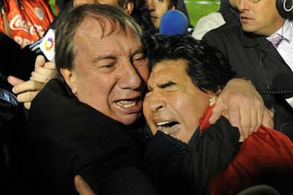 Carlos Bilardo y un abrazo inolvidable con Diego Maradona en Montevideo, luego de clasificarse para Sudáfrica 2010