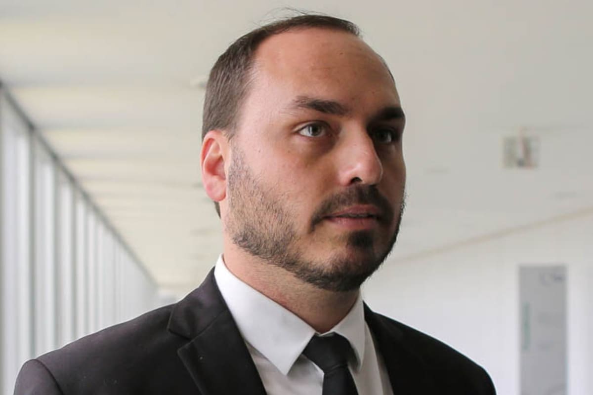 Carlos Bolsonaro, el hijo del presidente de Brasil Jair Bolsonaro, eliminó sus redes sociales frustrado con las críticas al gobierno de su padre