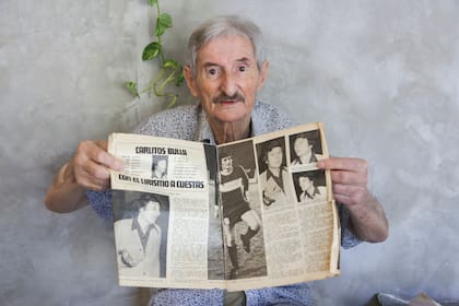 Carlos Bulla muestra una antigua revista con una nota sobre él
