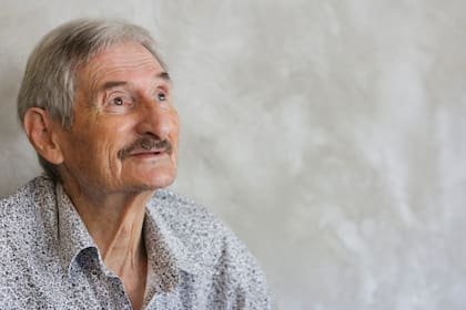 Carlos Bulla tiene 81 años