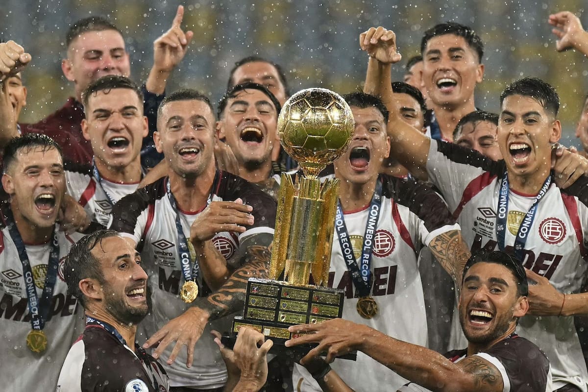 Carlos 'Cali' Izquierdoz y Eduardo 'Toto' Salvio, emblemas de Lanús, levantaron juntos la Recopa Sudamericana 2026