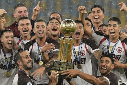 Carlos 'Cali' Izquierdoz y Eduardo 'Toto' Salvio, emblemas de Lanús, levantaron juntos la Recopa Sudamericana 2026