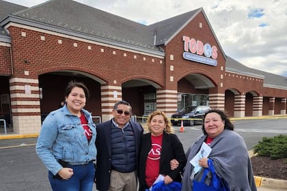 Carlos Castro junto a empleadas de su empresa