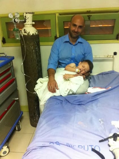 Carlos Chaccour con su hijo Santiago durante una crisis de salud en Manhiça, Mozambique
