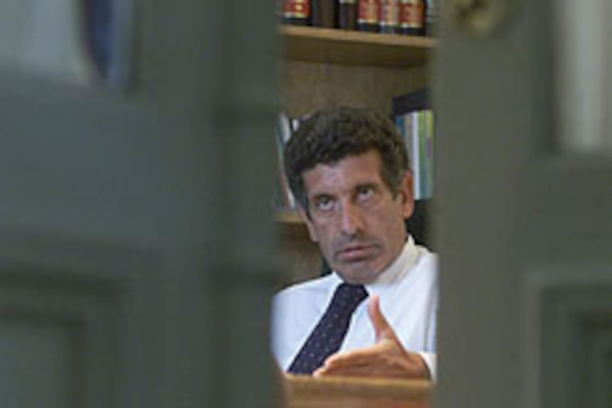 Carlos "Chacho" Alvarez, en su despacho de la sede del Frepaso, en enero último. Su retirada dejó ensombrecido el panorama del arco político de la centroizquierda
