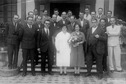 Carlos Chagas hijo (en primera fila tercero desde la izq) posa junto a Julio Cecilio Perrando, el plantel médico, periodistas y colegas en la entrada principal del Hospital Regional. Fotografía tomada en 1934