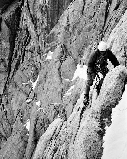 Carlos Comsesaña escalando en la parte central de la Supercanaleta del cerro Fitz Roy, 1965.