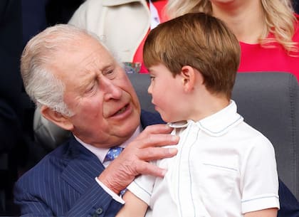 Carlos con su nieto, el príncipe Louis, durante el Jubileo de Platino en junio de 2022