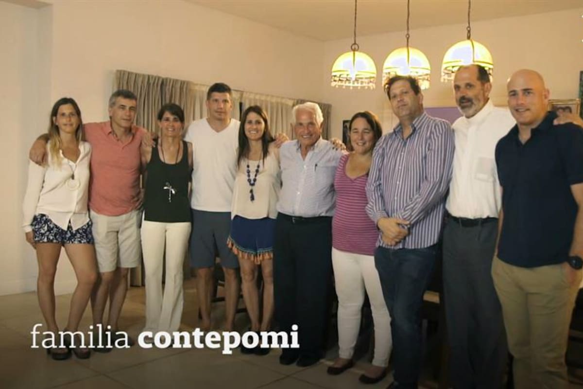 Carlos Contepomi, en el centro, rodeado por ocho de sus doce hijos