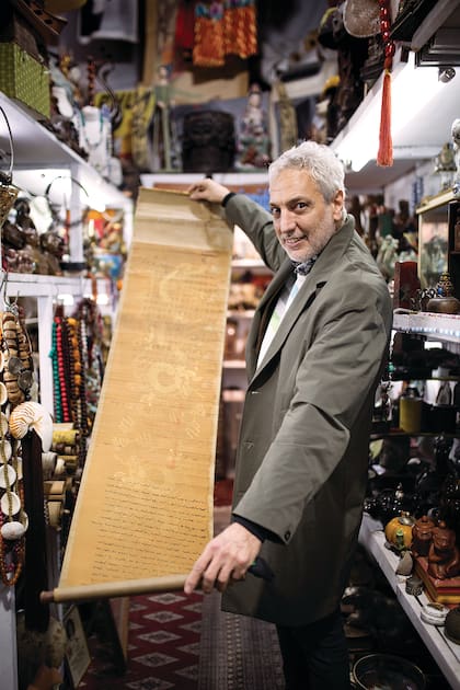 Carlos. ¿Cuál es el objeto más curioso que tenés? “El manuscrito del emperador Kin, en dos idiomas, dando la orden de llevar caballos a una aldea”.