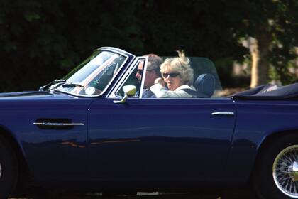 Carlos -cuando aún era Príncipe de Gales-, de paseo en el convertible con Camilla −hoy la reina consorte−, dos años antes de la boda, en 2003.