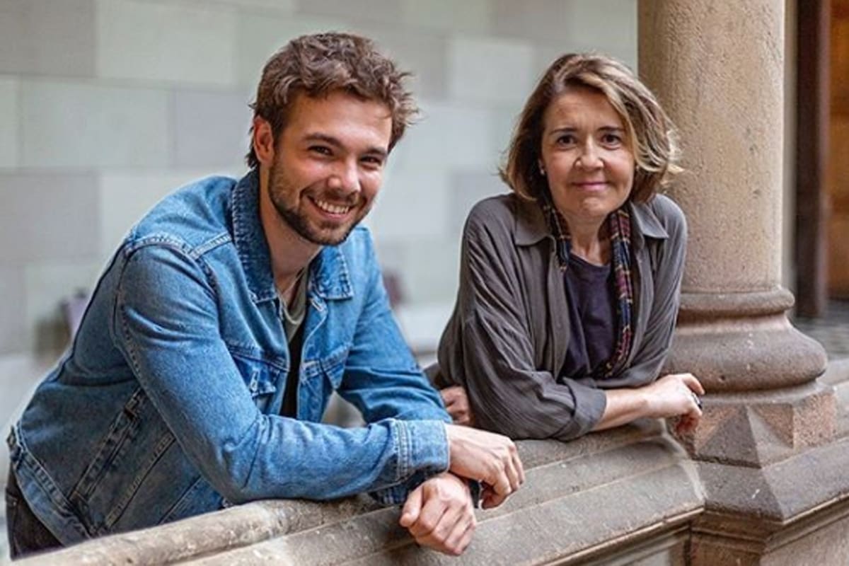 Carlos Cuevas, quien interpreta a Paul Rivas en el Spin Off de Merlí, junto a su nueva profesora de Filosofía