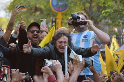 Carlos D'Alessandro (con anteojos negros, a la derecha de Javier Milei) durante una recorrida de campaña