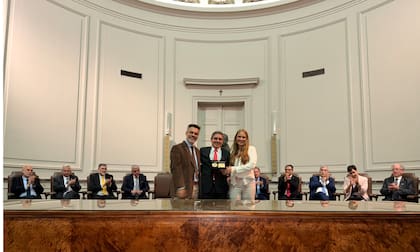 Carlos Damin, director del Hospital Fernández, le entregó el premio a Fernán Quirós, que lo recibió junto a su esposa, Silvana Figar