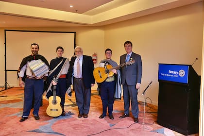 Carlos Danilo Molinero y Federico Eijo, junto al grupo Los Palanqueros