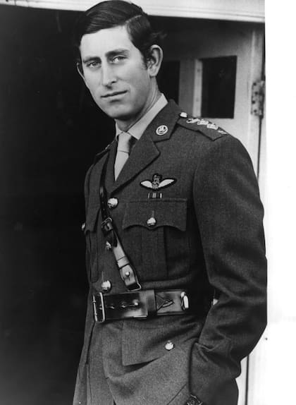 Carlos, de uniforme