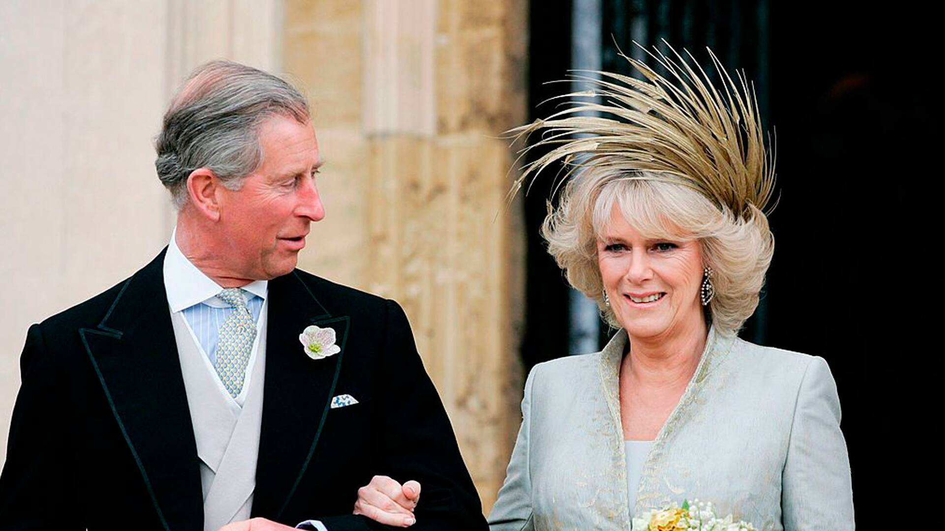 Carlos de Gales y Camila de Cornualles, en el día de su casamiento en el ayuntamiento de Windsor.