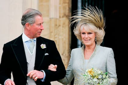 Carlos de Gales y Camila de Cornualles, en el día de su casamiento en el ayuntamiento de Windsor.
