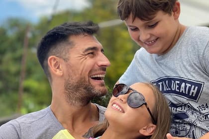 Carlos Delfino con sus mellizos, Carlos y Cecilia; ahora ex basquetbolista, disfruta llevar a sus hijos a la escuela.