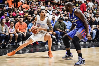 Carlos Delfino, el único campeón olímpico que queda activo y en el seleccionado, jugó 17 minutos en Venezuela y acertó un triple.