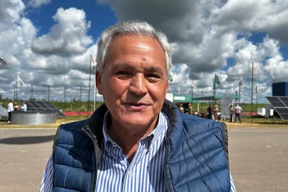 Carlos Delicias, de Pergamino, mientras recorría la muestra