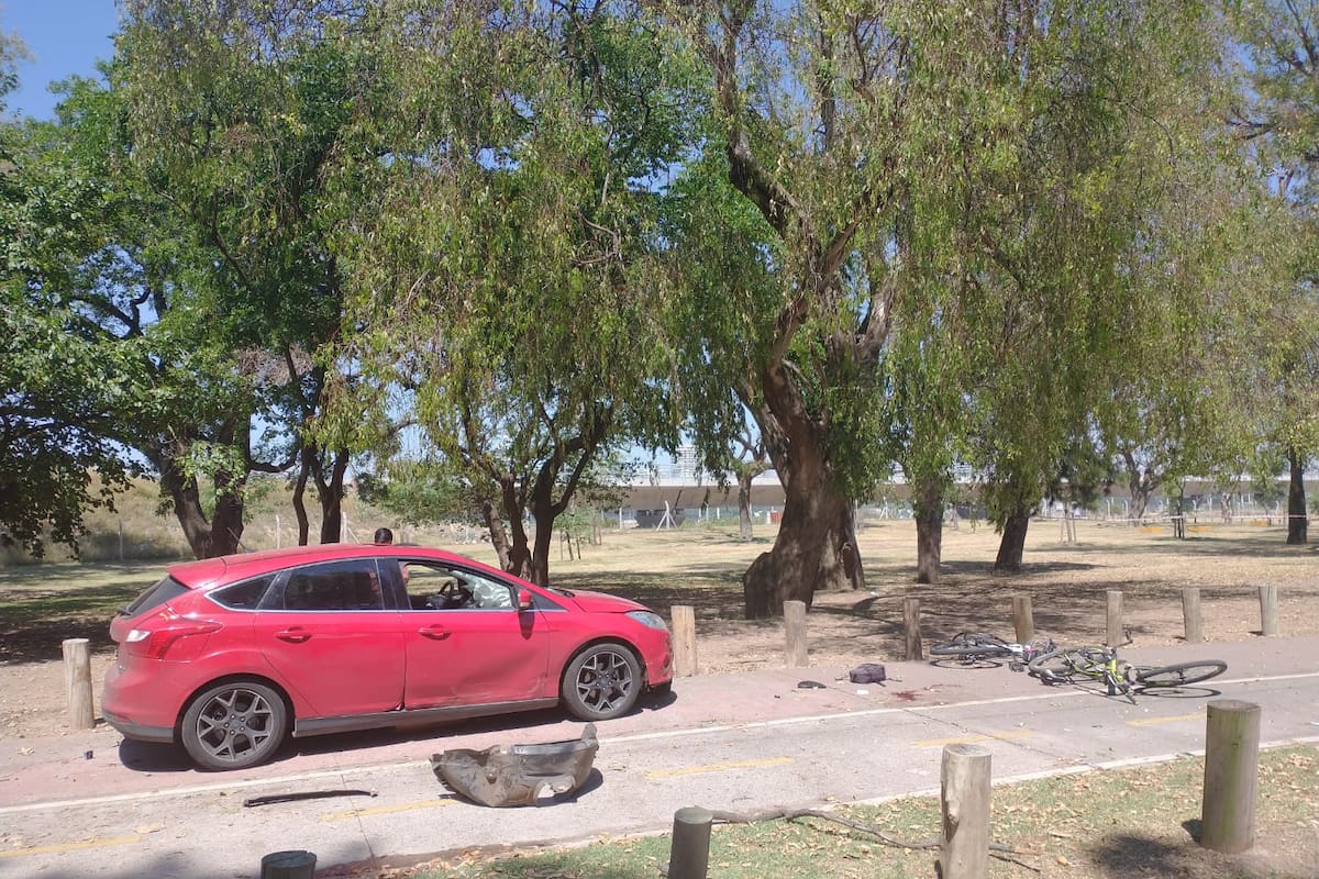 Carlos Desirello circulaba en una de las bicicletas que fue alcanzada por el Ford Focus