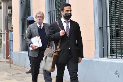 Carlos Diaz el psicólogo de Maradona al llegar a la Fiscalía General de San Isidro junto con su abogado Diego Olmedo