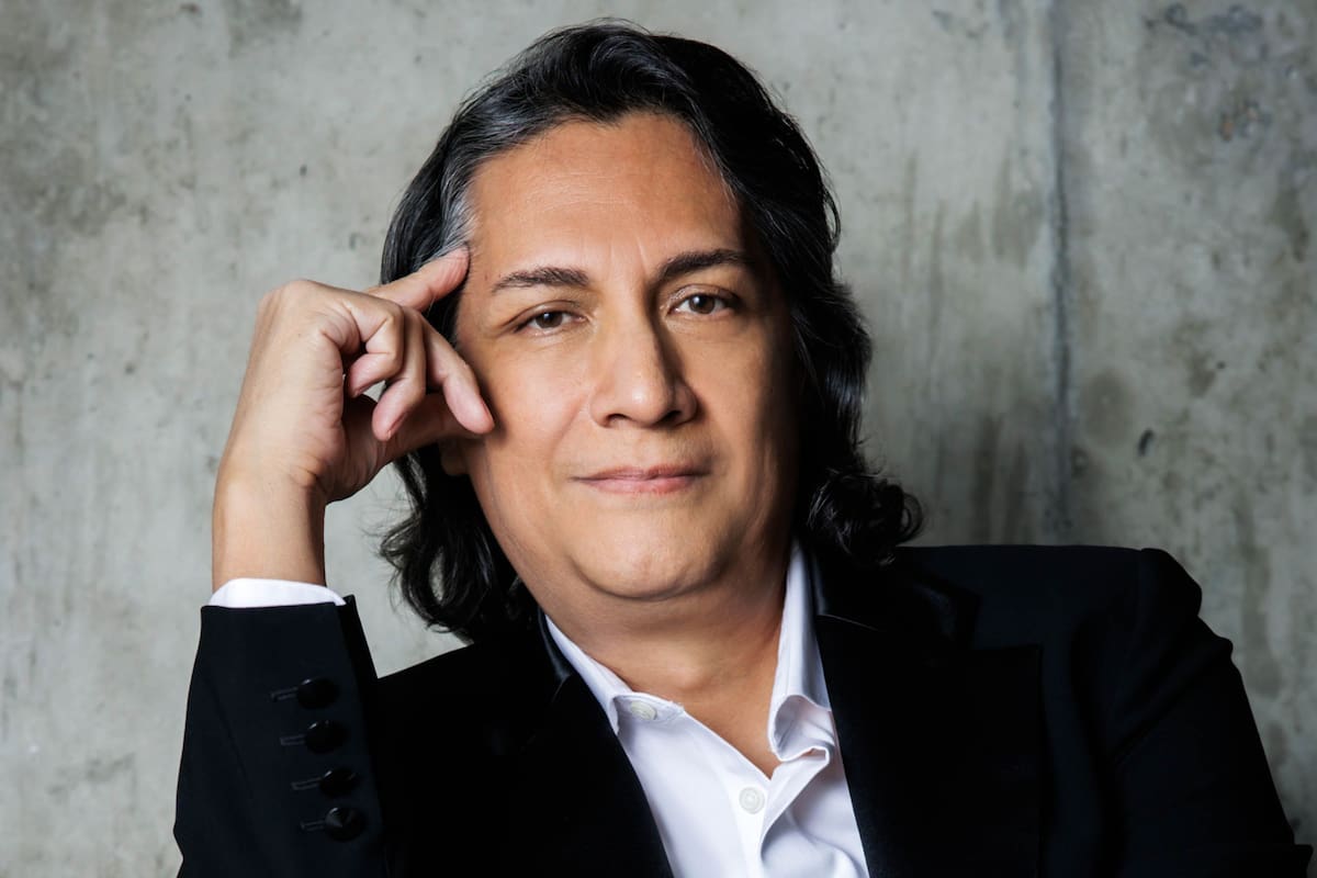 Carlos Diehz lleva 30 años como arquitecto; en 2020 comenzó a estudiar actuación y fue seleccionado para actuar en Cónclave, film que llegó a los Oscar con ocho nominaciones