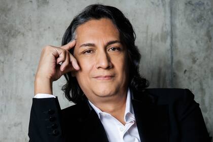 Carlos Diehz lleva 30 años como arquitecto; en 2020 comenzó a estudiar actuación y fue seleccionado para actuar en Cónclave, film que llegó a los Oscar con ocho nominaciones