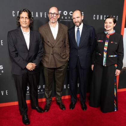Carlos Diehz, Ralph Fiennes,Stanley Tucci e Isabella Rossellini, parte del elenco de Cónclave (Foto: Instagram @diehzcarlos)