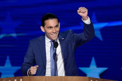 Carlos Eduardo Espina pronuncia un discurso durante la Convención Nacional Demócrata, el 21 de agosto de 2024, en Chicago. (AP Foto/J. Scott Applewhite, Archivo)