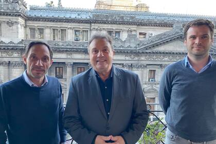 Carlos Eguia, junto a Maximiliano Ferraro y Juan Manuel López