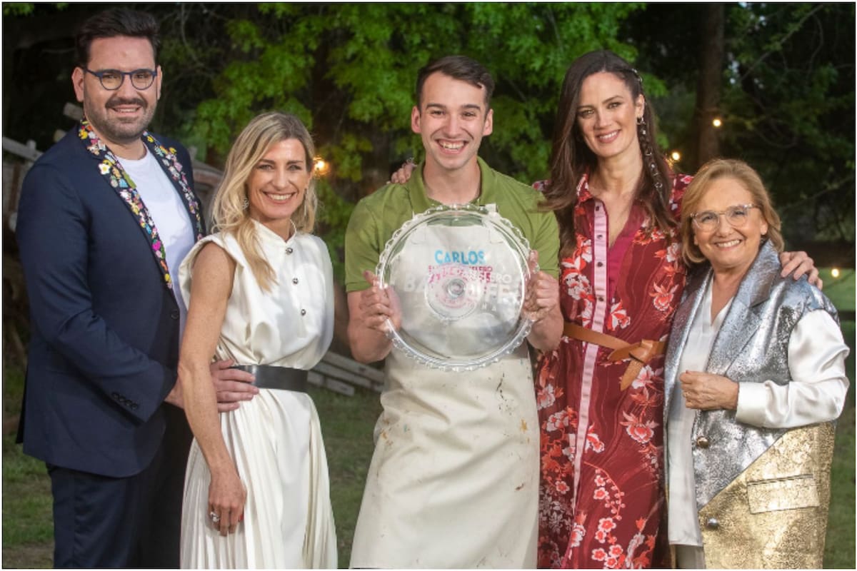 Carlos, el ganador de Bake Off Argentina junto al jurado y la conductora del programa (Foto: PRENSA TELEFE)