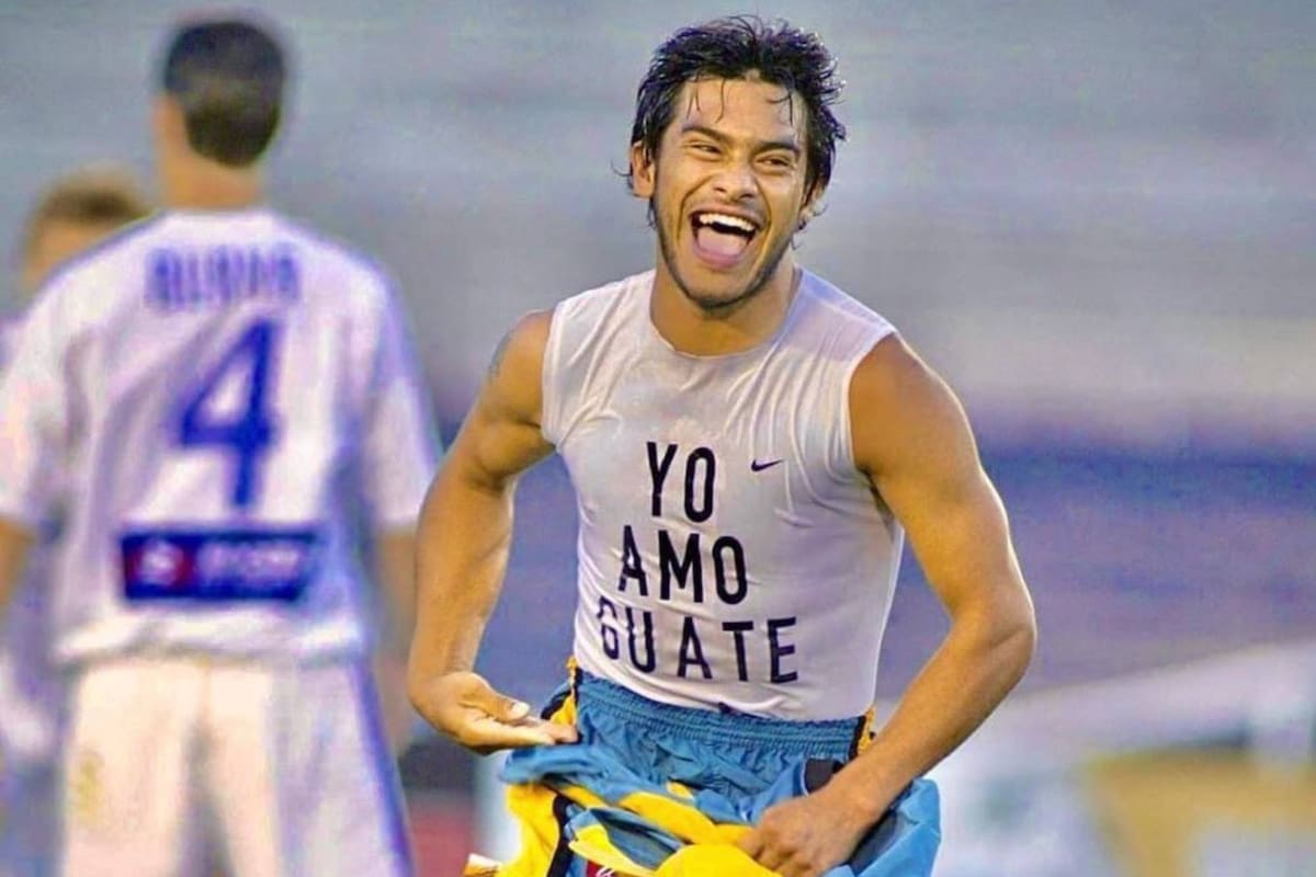 Carlos “El Pescadito” Ruiz reaparece en las canchas con un inesperado reto de fútbol americano