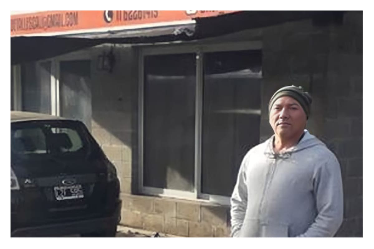 Carlos, el propietario del establecimiento, no consigue empleados fijos ya que la mayoría abandona el puesto por diversos motivos