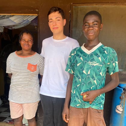 Carlos entabló un vínculo cercano con Azeez y la madre del adolescente.
