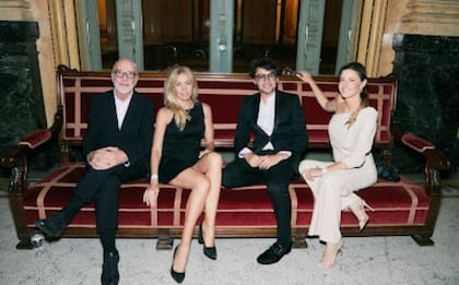 Carlos Entenza, Alexia Sagemuller, Wally Diamante y Julia Tonconogy en los 30 años de Azcuy en el Teatro Colón.