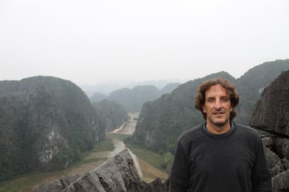 Carlos es un fanático de los viajes. Viajó por todo el mundo y su perfil, su imagen, no es la del típico empresario. Es un hombre descontracturado.