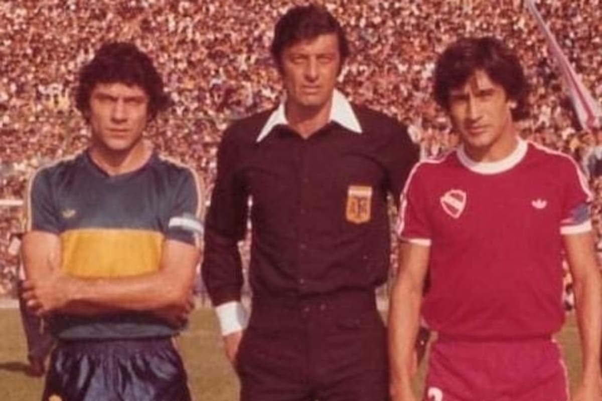 Carlos Espósito, entre Miguel Brindisi y Hugo Villaverde, antes de un Independiente vs. Boca en 1981