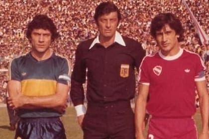 Carlos Espósito, entre Miguel Brindisi y Hugo Villaverde, antes de un Independiente vs. Boca en 1981