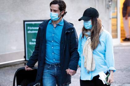 Carlos Felipe
y Sofía al salir del
hospital Danderyd
de Estocolmo con el
recién nacido.