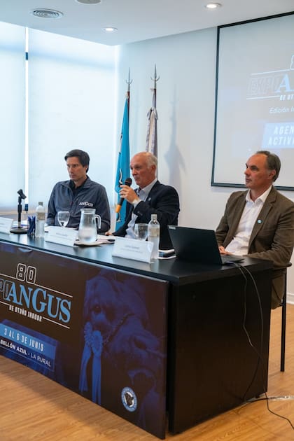 Carlos Fernández, secretario de la Asociación Argentina de Angus; el presidente de la entidad, Alfonso Bustillo, y Carlos Solanet, director comercial de La Rural SA