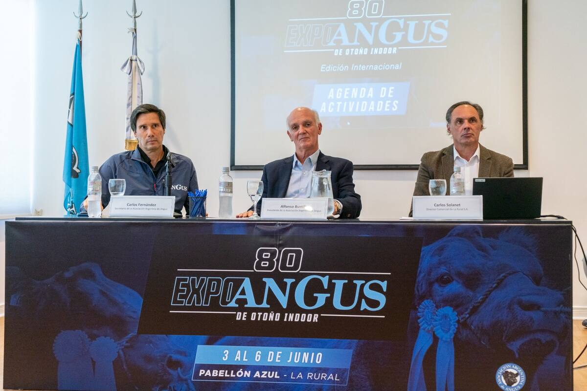 Carlos Fernández, secretario de la Asociación Argentina de Angus; el presidente de la entidad, Alfonso Bustillo, y Carlos Solanet, director comercial de La Rural SA