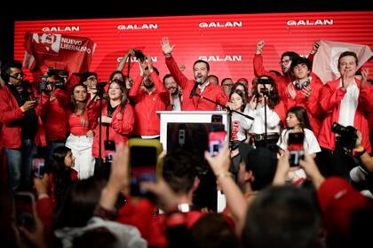 Carlos Fernando Galán, candidato a alcalde de Bogotá, habla ante sus partidarios tras ser elegido durante las elecciones locales el domingo 29 de octubre de 2023, en Bogotá, Colombia.